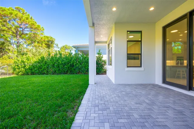 a en suite bathroom with a double vanity sink and a mirror
