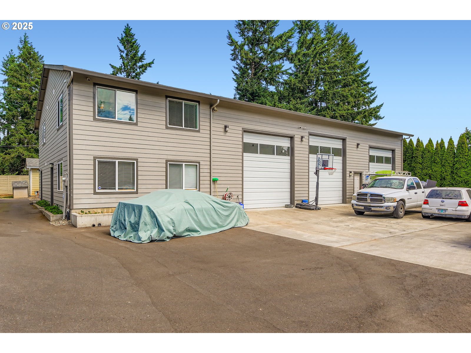 14880 Southeast Anderson Road Damascus, OR 97089 - Photo 40 of 45 a front view of a house with a garden and parking