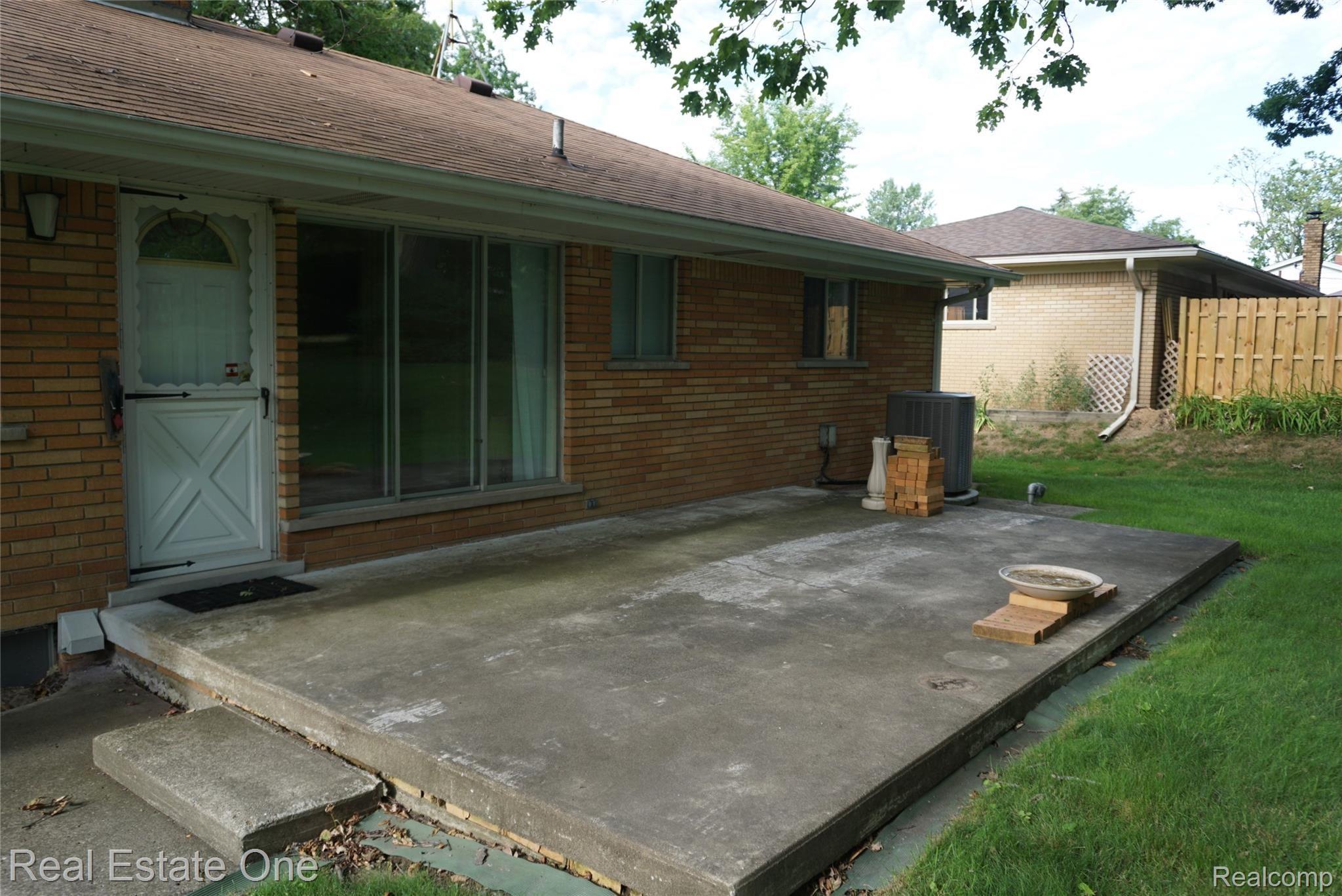 200 Windsor Road Rochester, MI 48307 - Photo 7 of 25 DSC00467.JPG