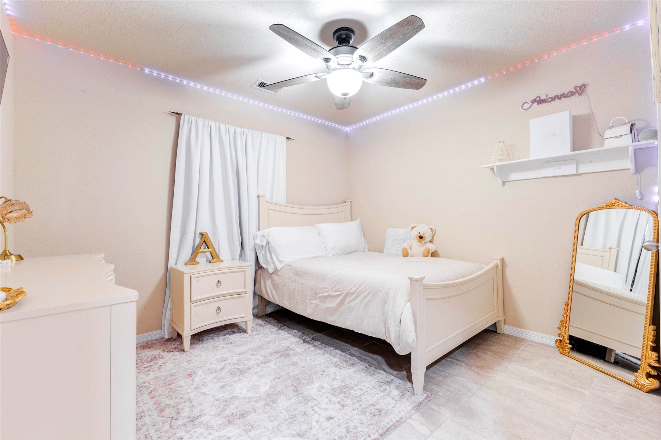 7039 Primrose Road Baytown, TX 77521 - Photo 20 of 25 Secondary bedroom with ceiling fan and neutral finishes