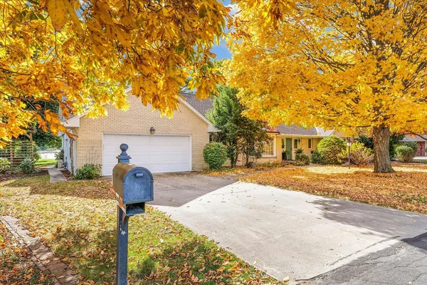 $575,000 | 3 Lake Park Road, Urbana, IL 61802