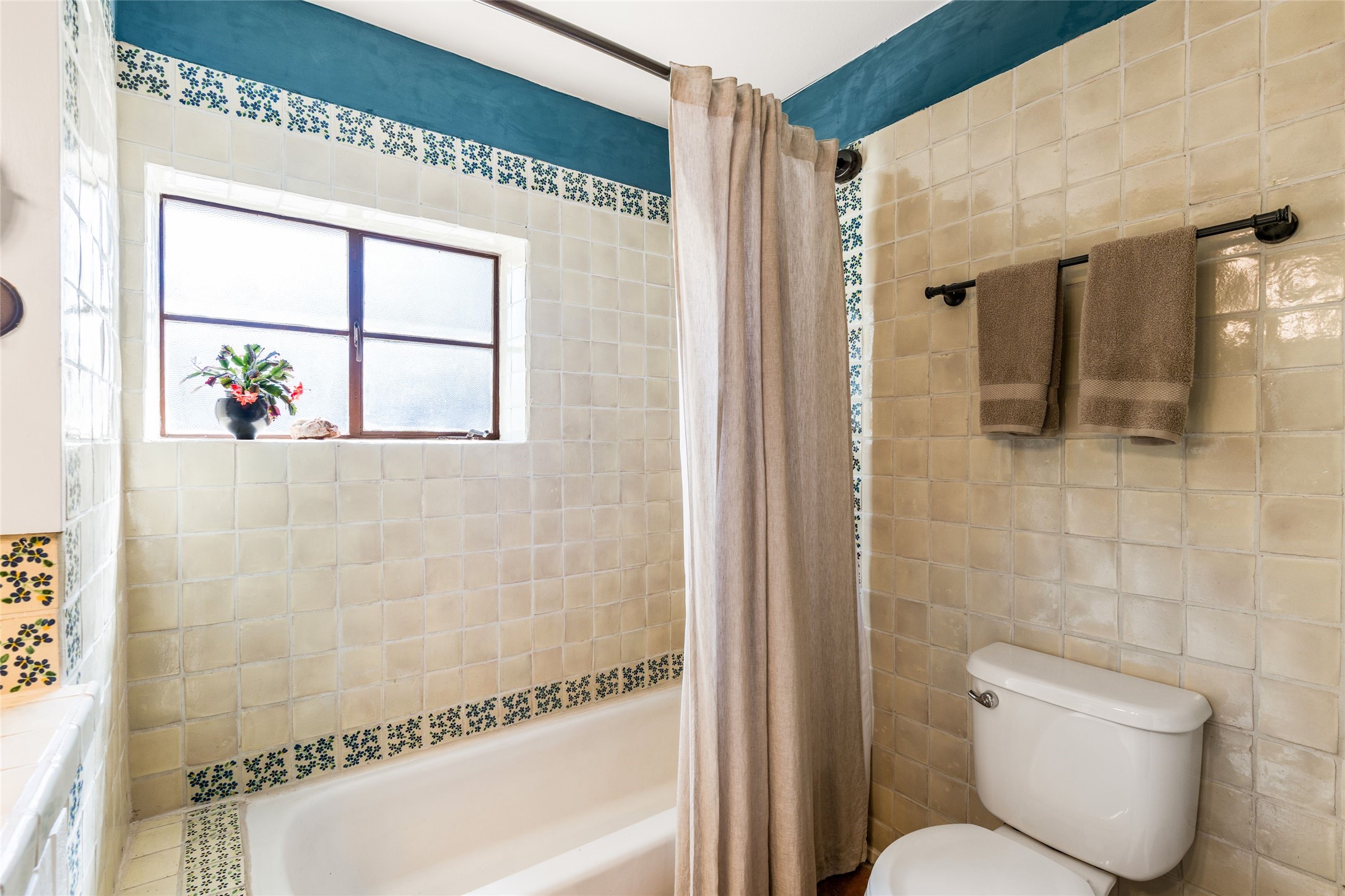 1402 Bishops Lodge Road, Unit A Santa Fe, NM 87506 - Photo 29 of 40 Guest Bathroom