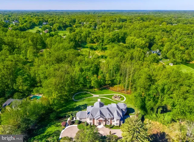 a view of a back yard with a street