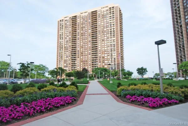 $939,000 | 269 Grand Central Parkway, Unit 20D | Glen Oaks