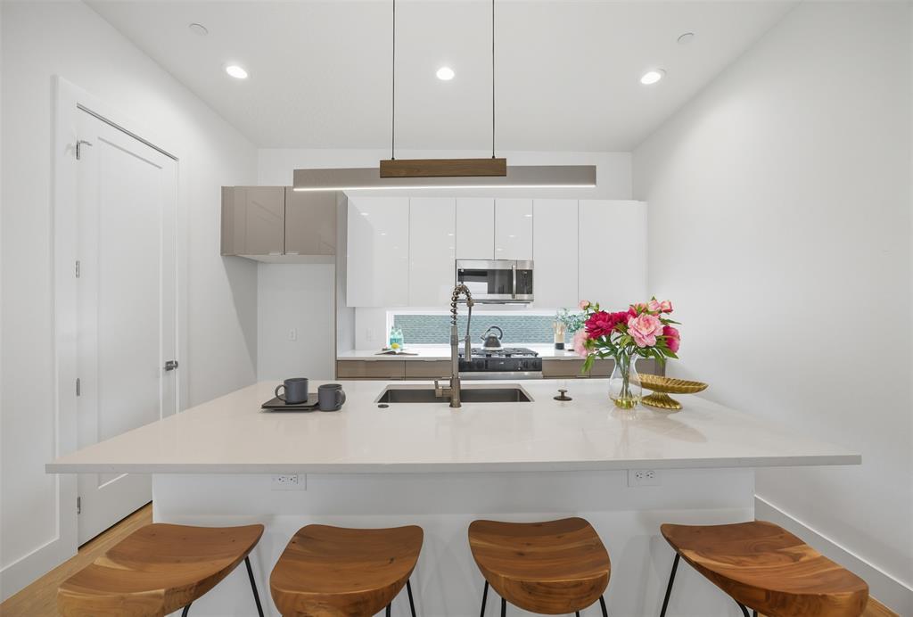 4517 Munger Avenue, Unit 101 Dallas, TX 75204 - Photo 28 of 39 a kitchen with a table and chairs in it