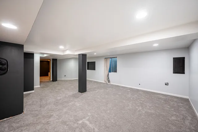 an empty room with window and pillar in it