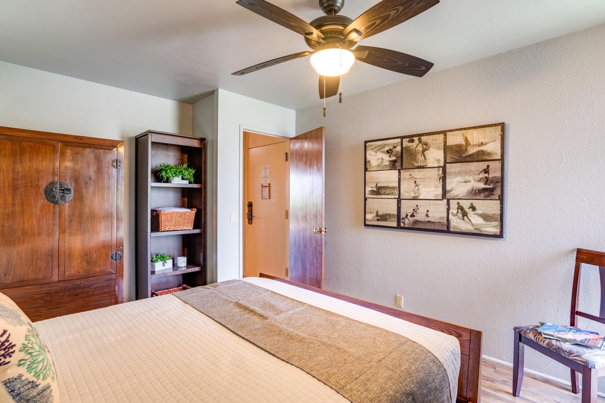 2191 South Kihei Road, Unit 2317 Kihei, HI 96753 - Photo 13 of 30 a bedroom with a bed and a chandelier