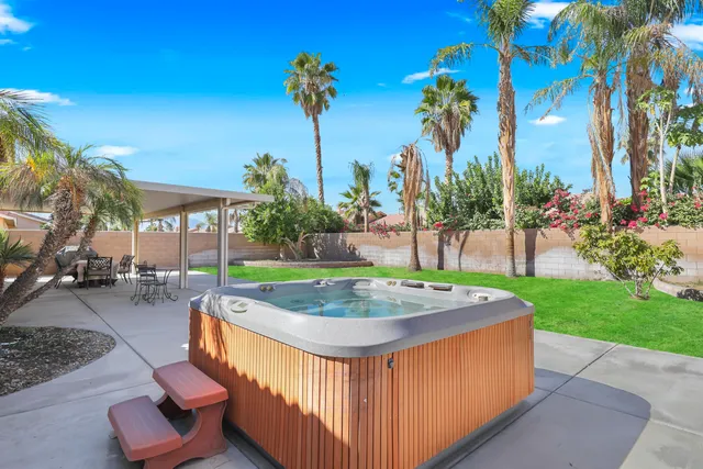 a view of a backyard