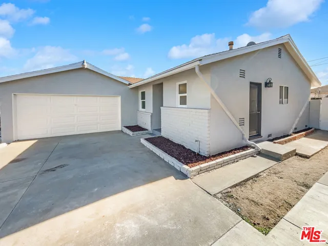 a view of a house with a backyard