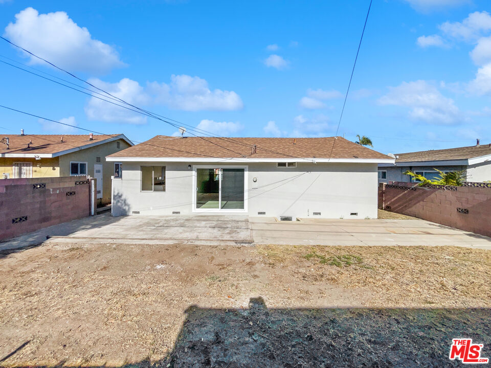1616 West Piru Street Compton, CA 90222 - Photo 8 of 19 a view of a dry yard with wooden fence