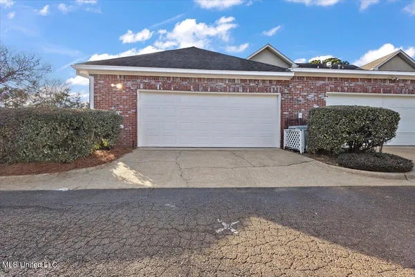 $265,000 | 1042 Bayridge Drive, Jackson, MS 39211