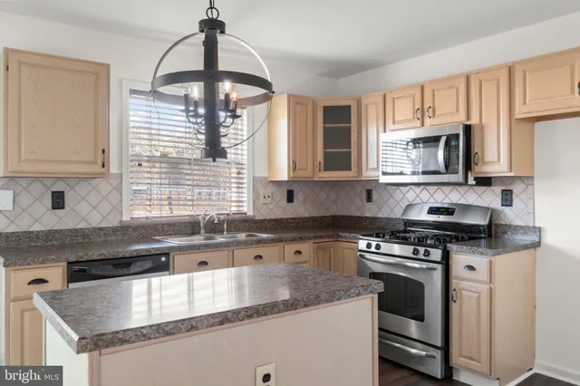 $299,000 | 19 Coachlight Drive, Sicklerville, NJ 08081