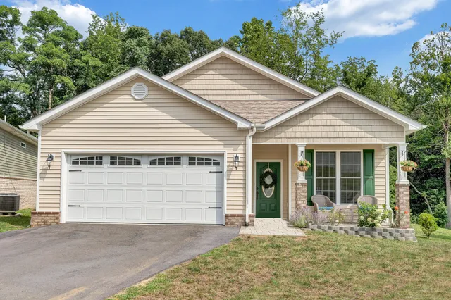 $374,900 | 1290 Trafalgar Drive, Roanoke, VA 24019