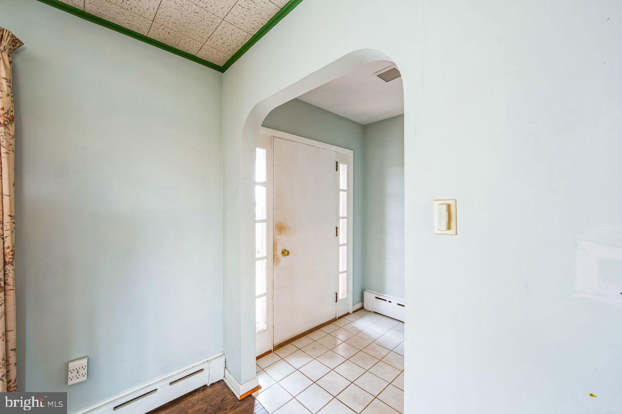 131 Bollinger Road Downingtown, PA 19335 - Photo 3 of 37 Entry hall
