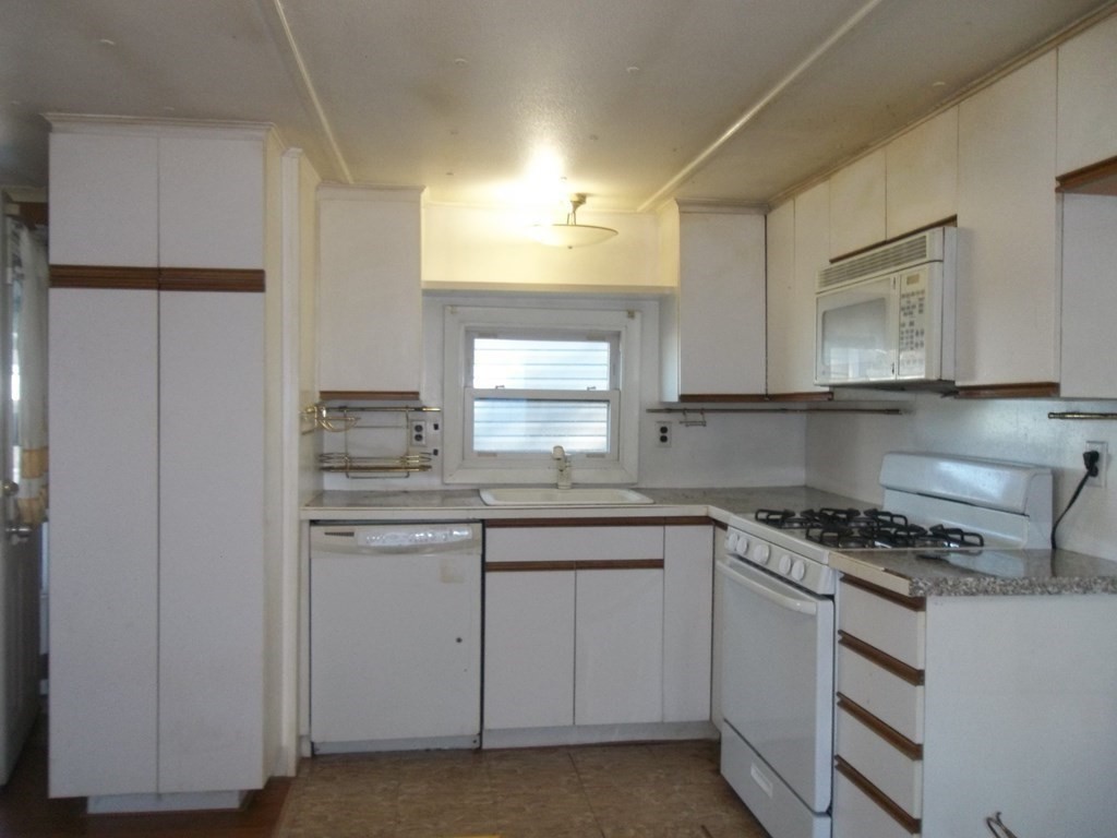 557 Southwest Cutoff, Unit 76 Worcester, MA 01607 - Photo 3 of 19