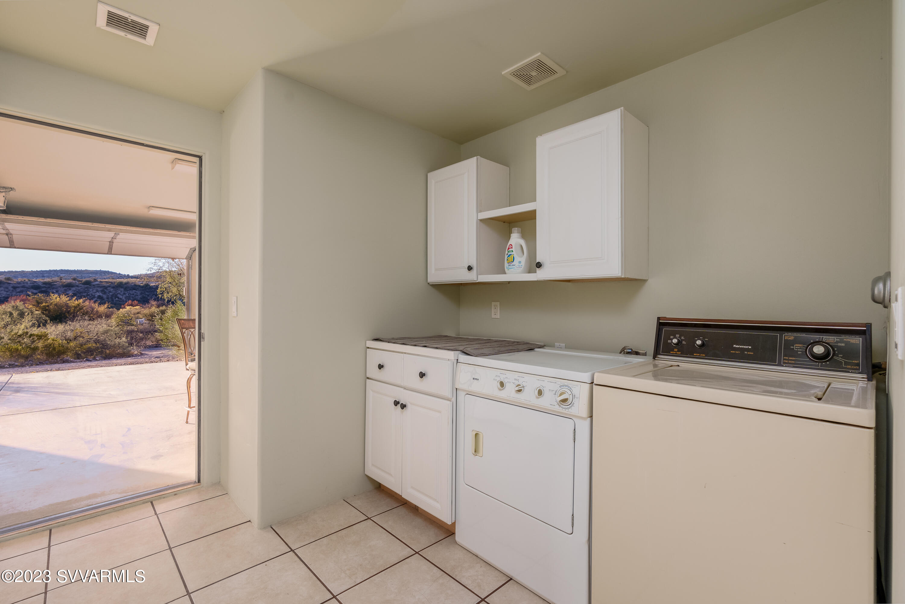 1055 Reay Road Rimrock, AZ 86335 - Photo 24 of 34 a view of cabinets and window