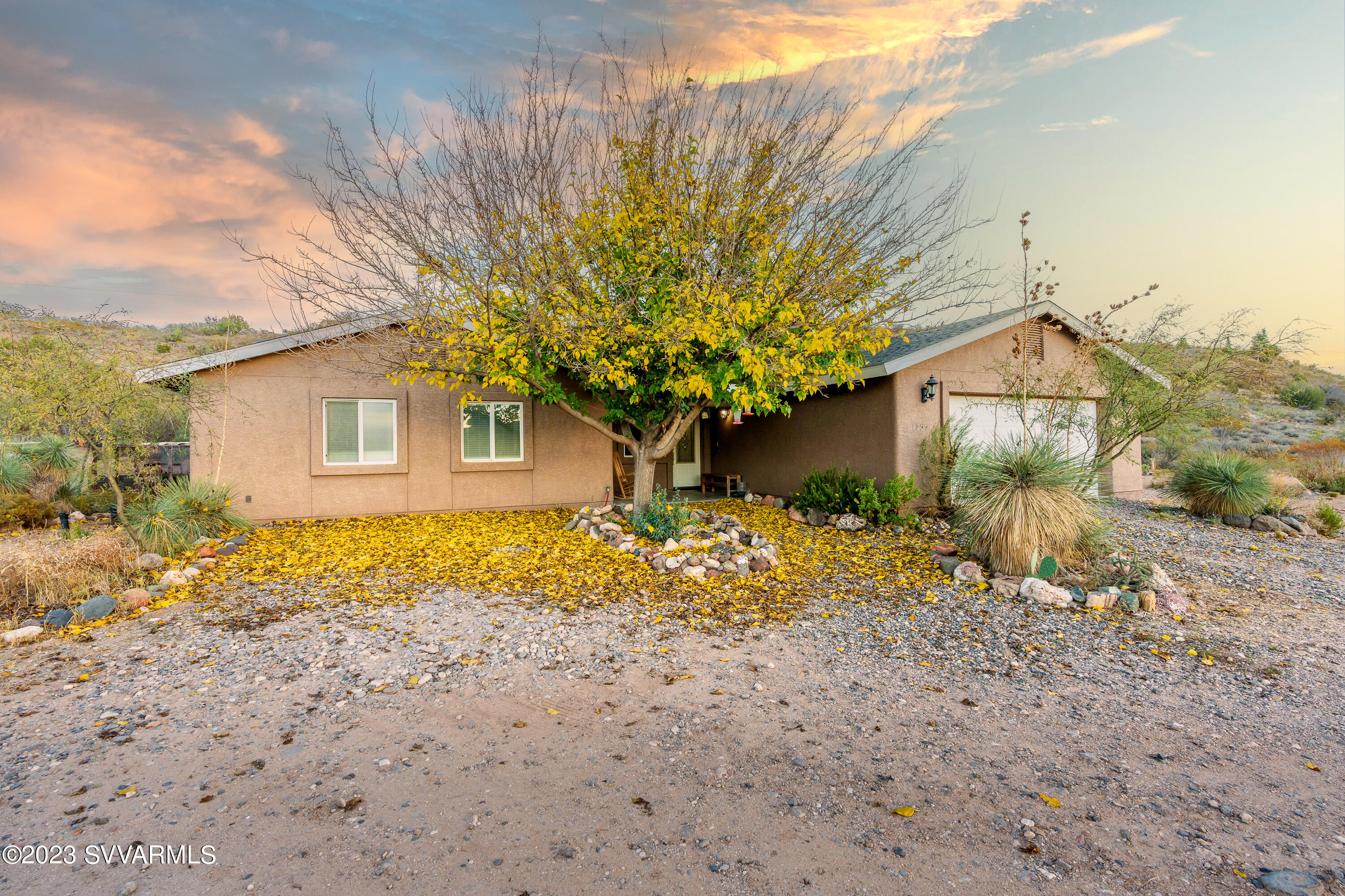 1055 Reay Road Rimrock, AZ 86335 - Photo 5 of 34 a front view of a house with garden