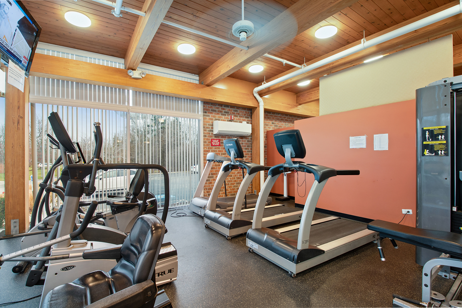 507 Kelburn Road Deerfield, IL 60015 - Photo 23 of 26 a room with gym equipment