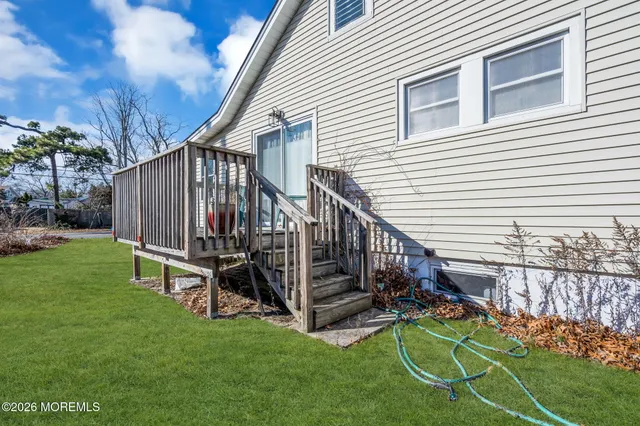 a view of a house with backyard and porch