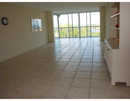 1631 Riverview Road, Unit 807 Deerfield Beach, FL 33441 - Photo 3 of 8 Living Room