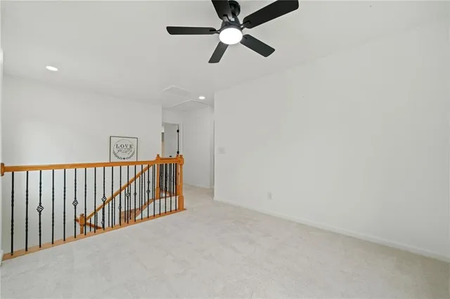 a view of entryway with a ceiling fan