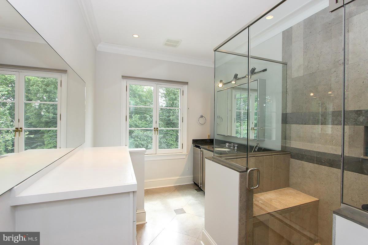 2970 Chain Bridge Road Northwest Washington, DC 20016 - Photo 22 of 28 Bath (Master)