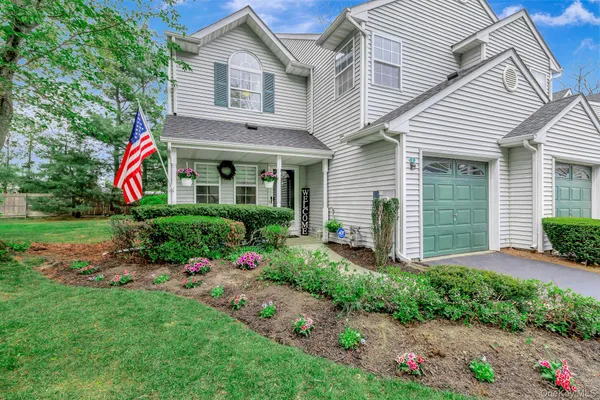 $649,000 | 1 Plantation Drive, Hauppauge, NY 11788