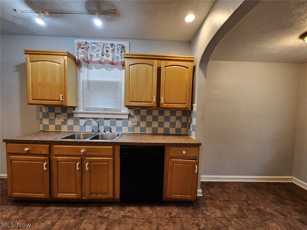 1333 Plainfield Road Cleveland, OH 44121 - Photo 6 of 23