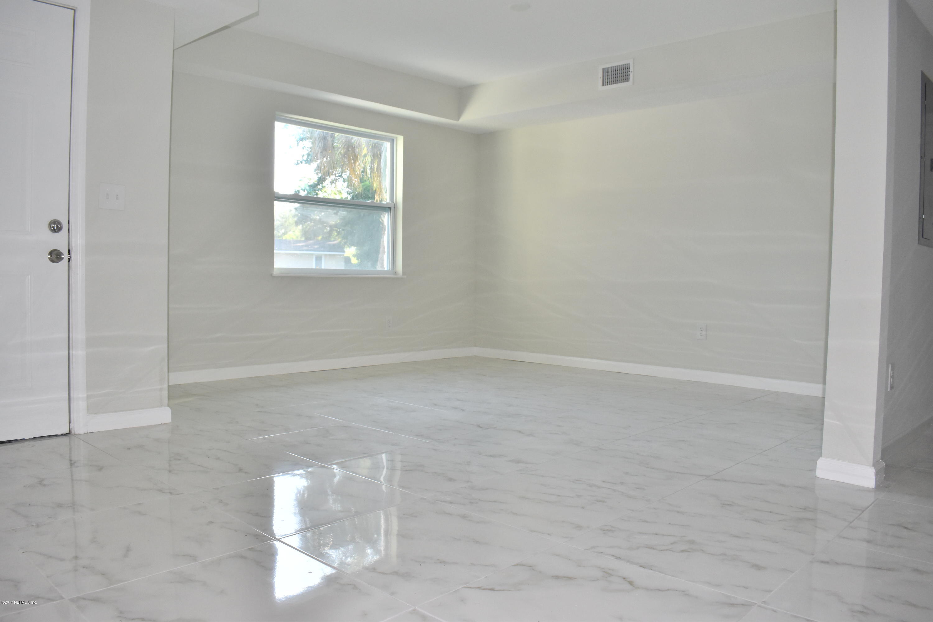 1402 Breton Road Jacksonville, FL 32208 - Photo 4 of 30 DSC_0263