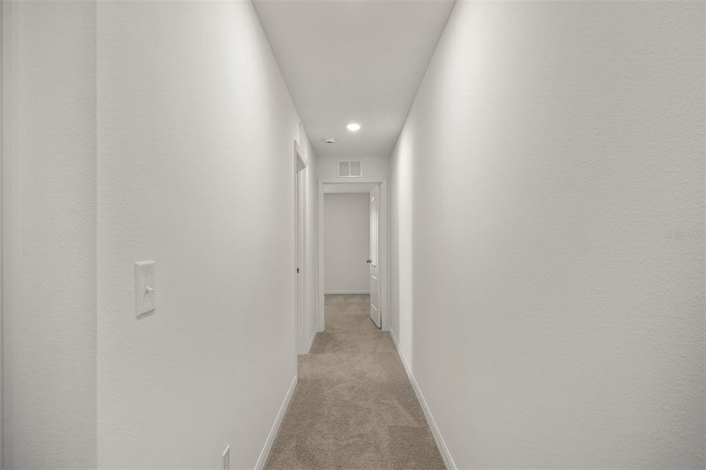 727 Poppy Lane Dundee, FL 33838 - Photo 27 of 31 a view of a hallway
