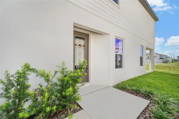 a view of a house with backyard and garden