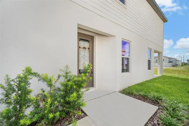 a view of a house with backyard and garden