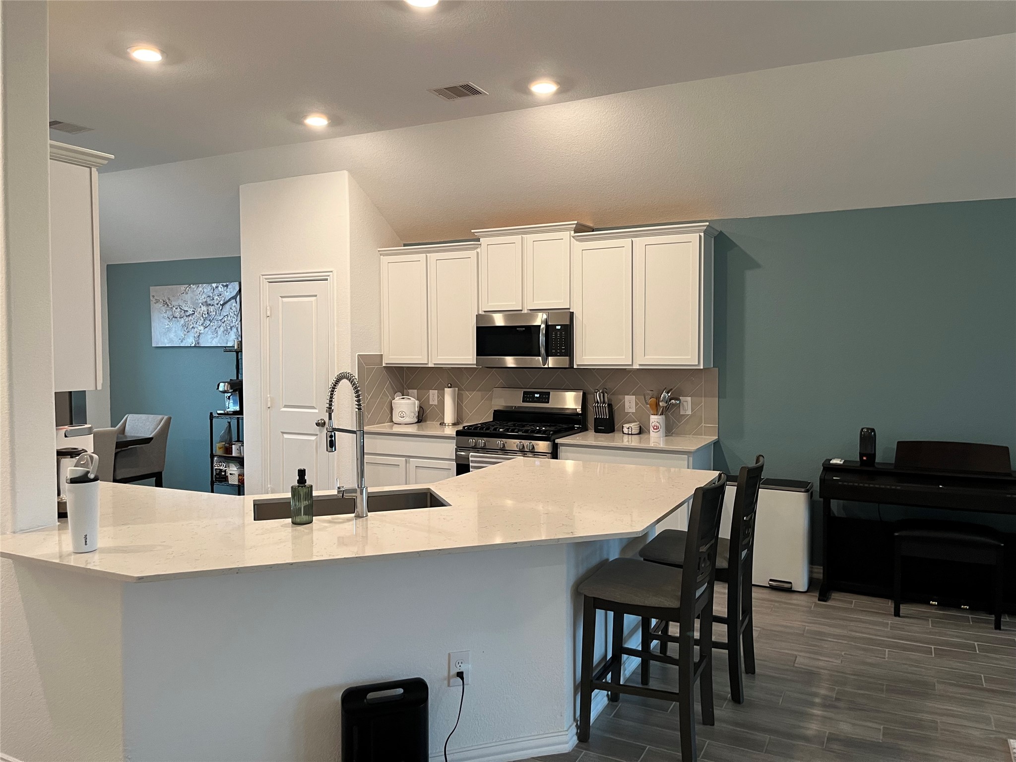 14242 Amherst Mdw Trail Rosharon, TX 77583 - Photo 10 of 36 Spacious Breakfast Bar