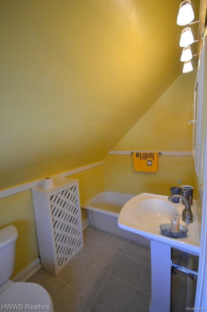 588 Lincoln Road Grosse Pointe, MI 48230 - Photo 19 of 25 3rd Floor Bath with Tub
