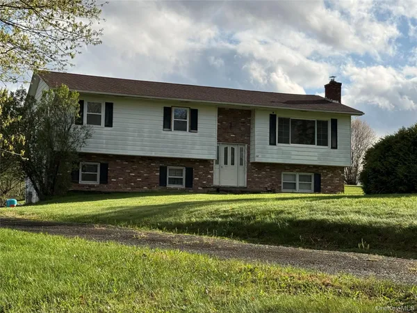 a view of a house with a yard