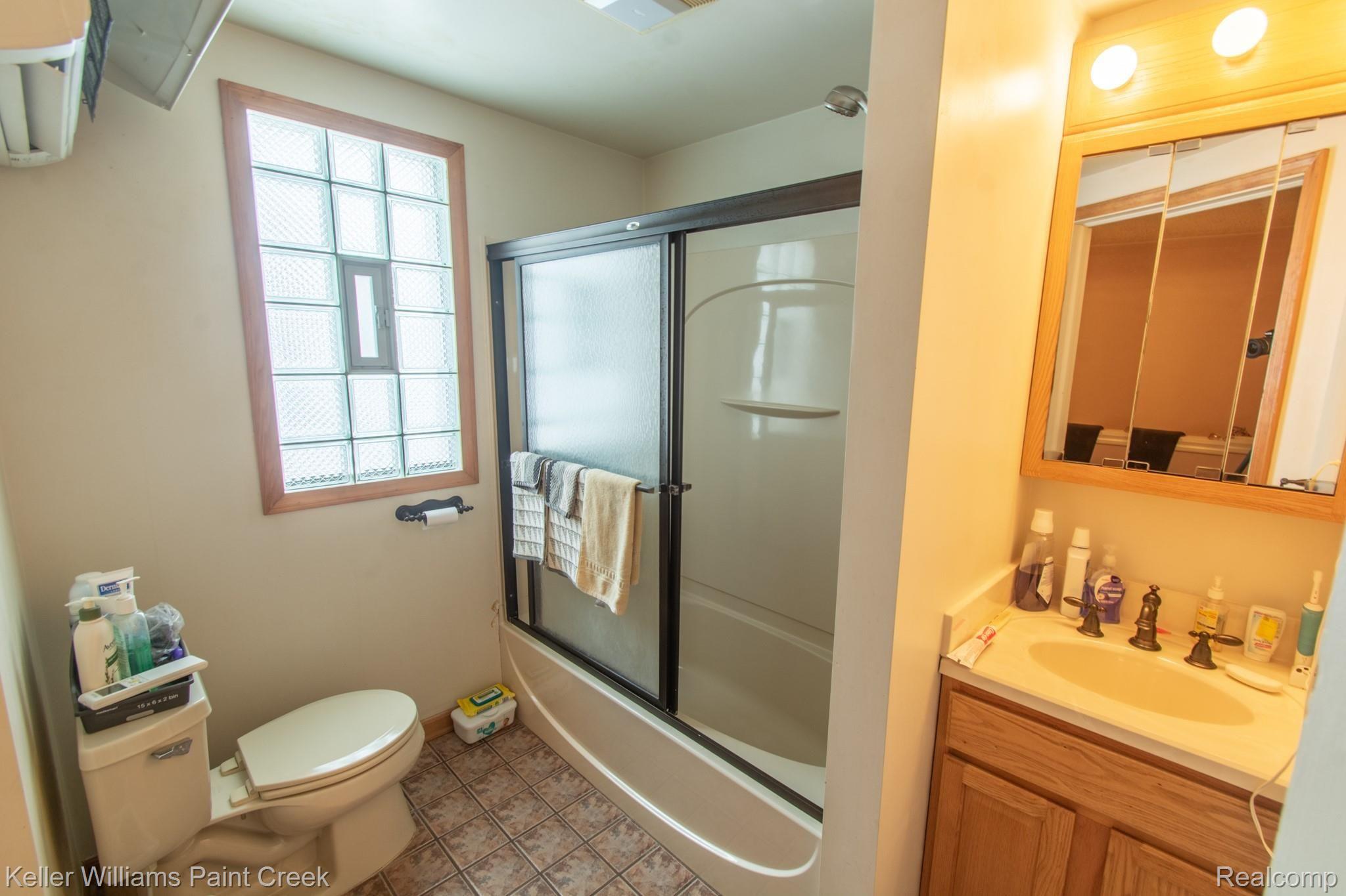 11245 Pardee Road Taylor, MI 48180 - Photo 16 of 28 11245 Pardee-U Level Full Bath.jpg