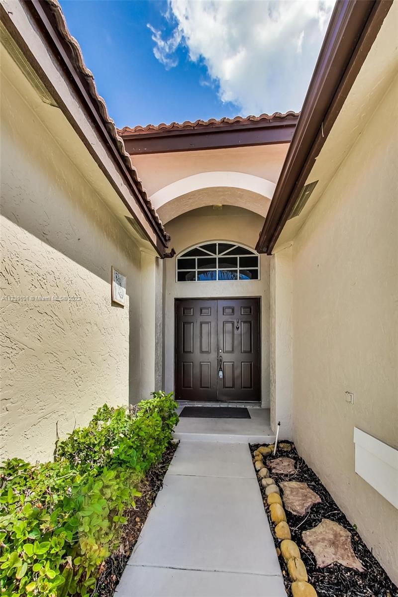 Silver Lakes Miramar, FL 33029 - Photo 4 of 38