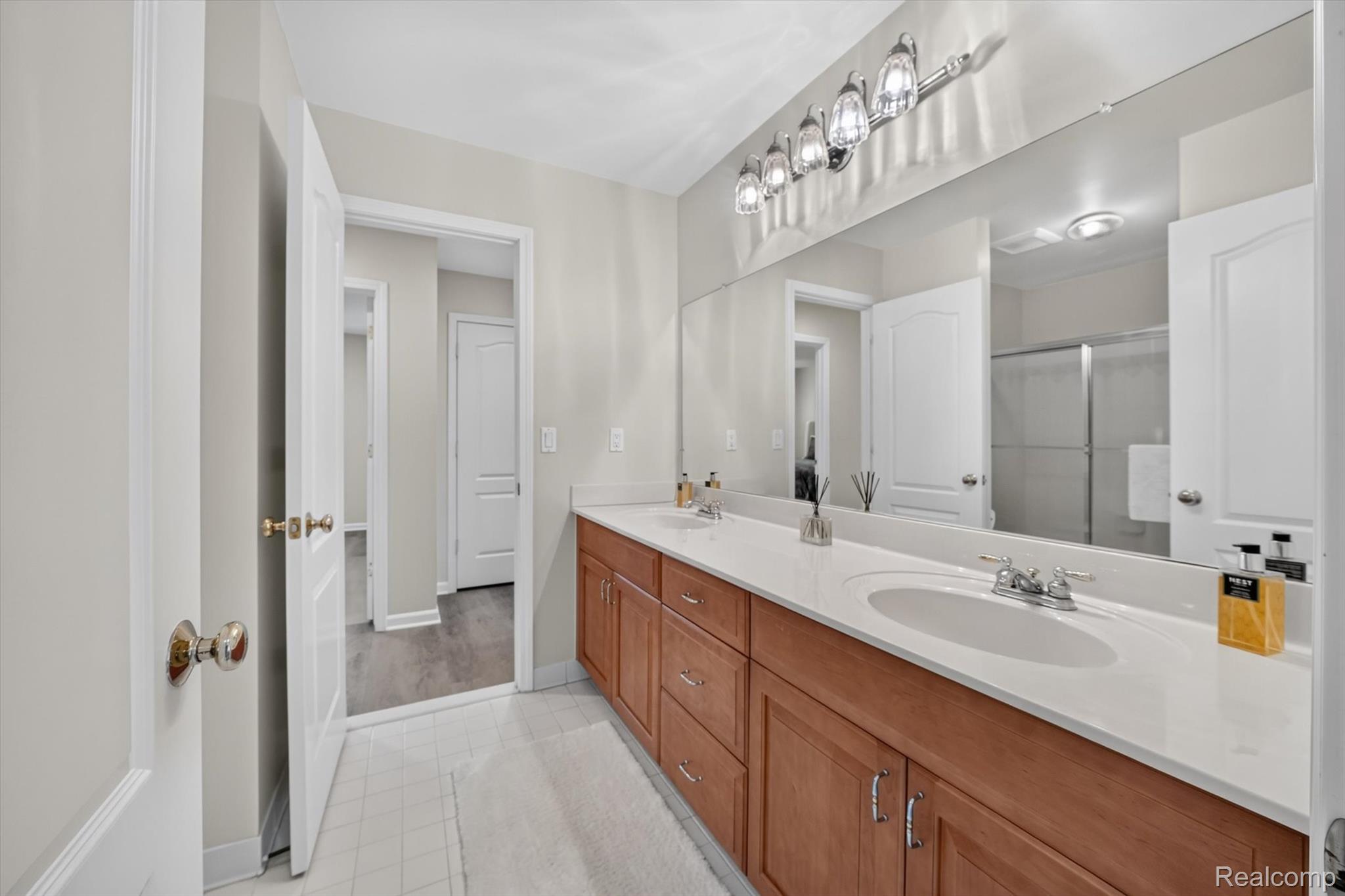 3804 Elk Drive Rochester, MI 48306 - Photo 29 of 75 Jack and Jill Bathroom