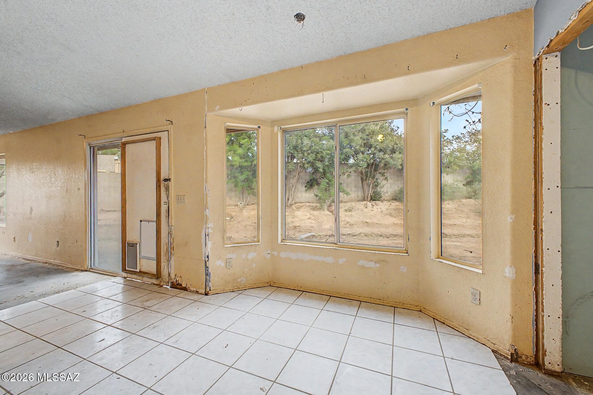 9810 East Stonehaven Way Tucson, AZ 85747 - Photo 10 of 27 a view of an empty room with window