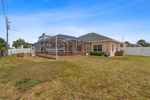 a view of a house with backyard