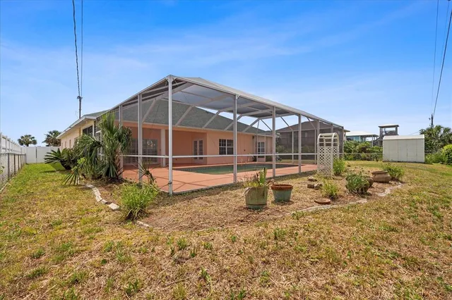 a view of a backyard