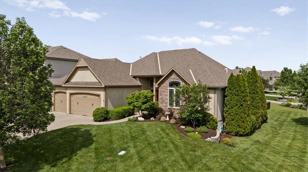 9153 Shady Bend Road Lenexa, KS 66227 - Photo 4 of 46