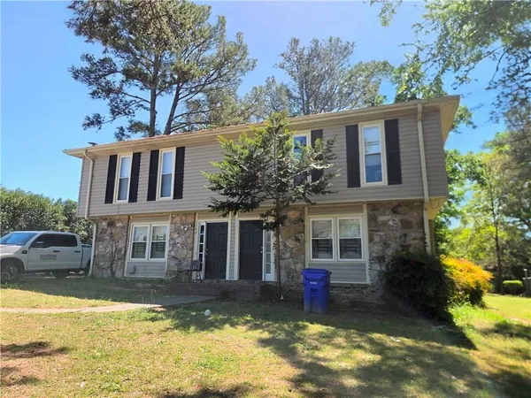 a view of a house with a yard