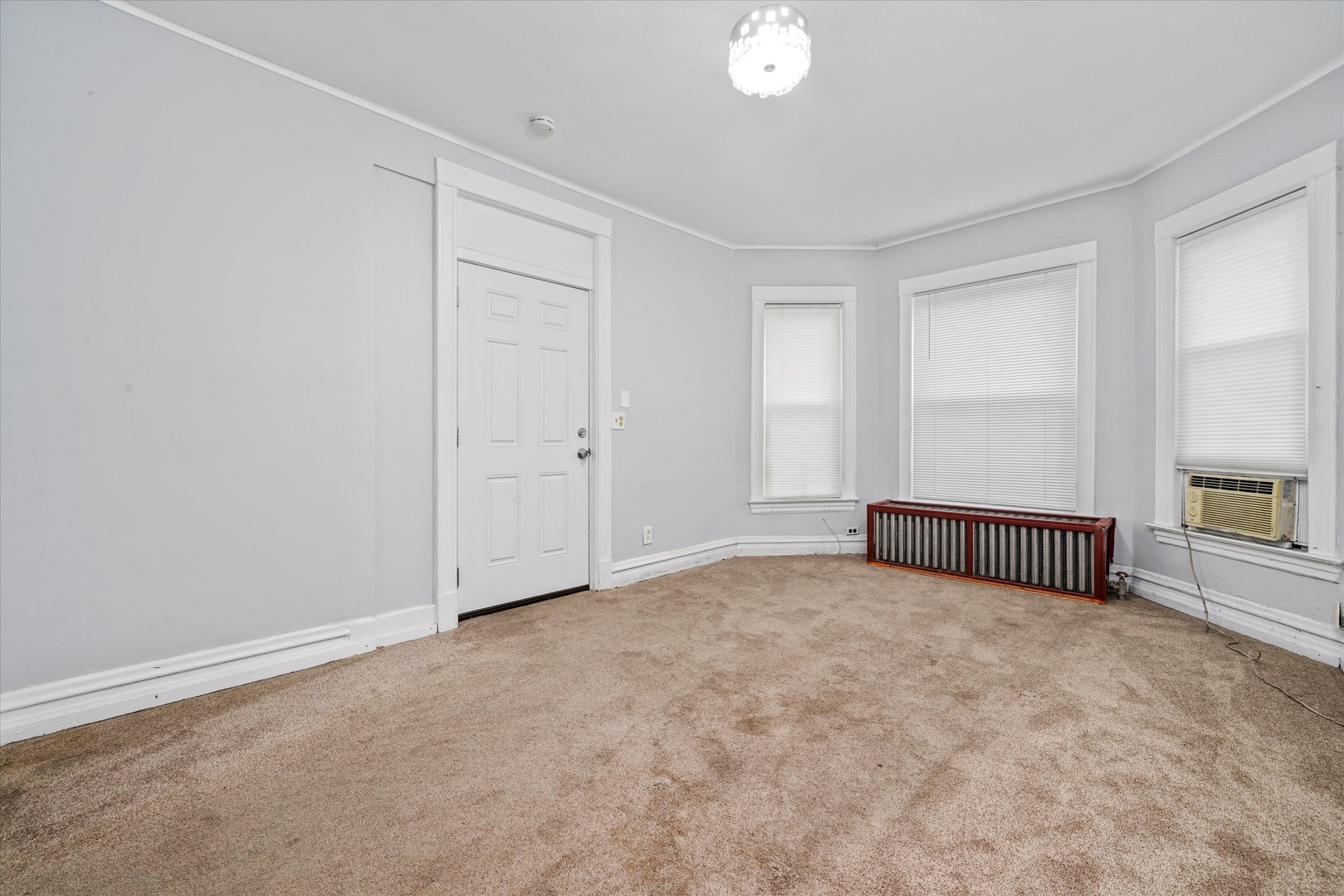 1450 North Springfield Avenue Chicago, IL 60651 - Photo 7 of 46 an empty room with windows