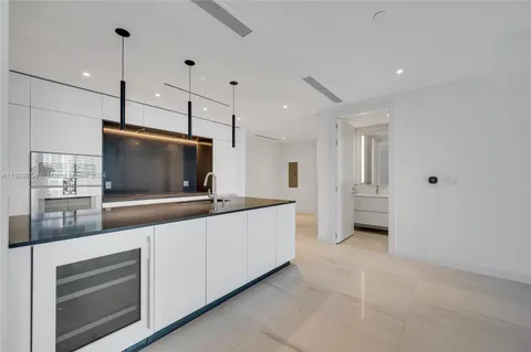 $3,325,000 | 300 Biscayne Blvd Way, Unit 703, Miami, FL 33131