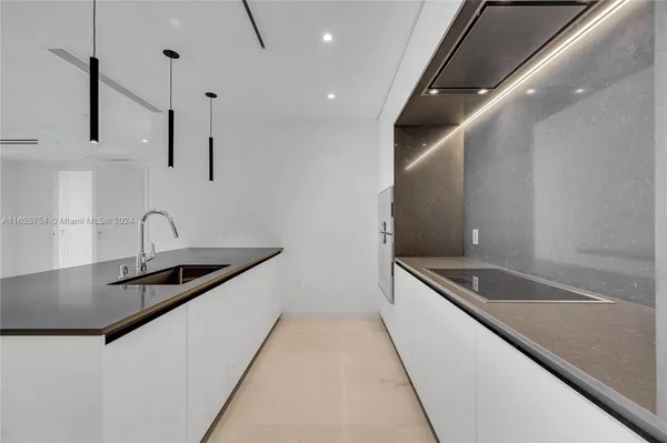 $3,325,000 | 300 Biscayne Blvd Way, Unit 703, Miami, FL 33131