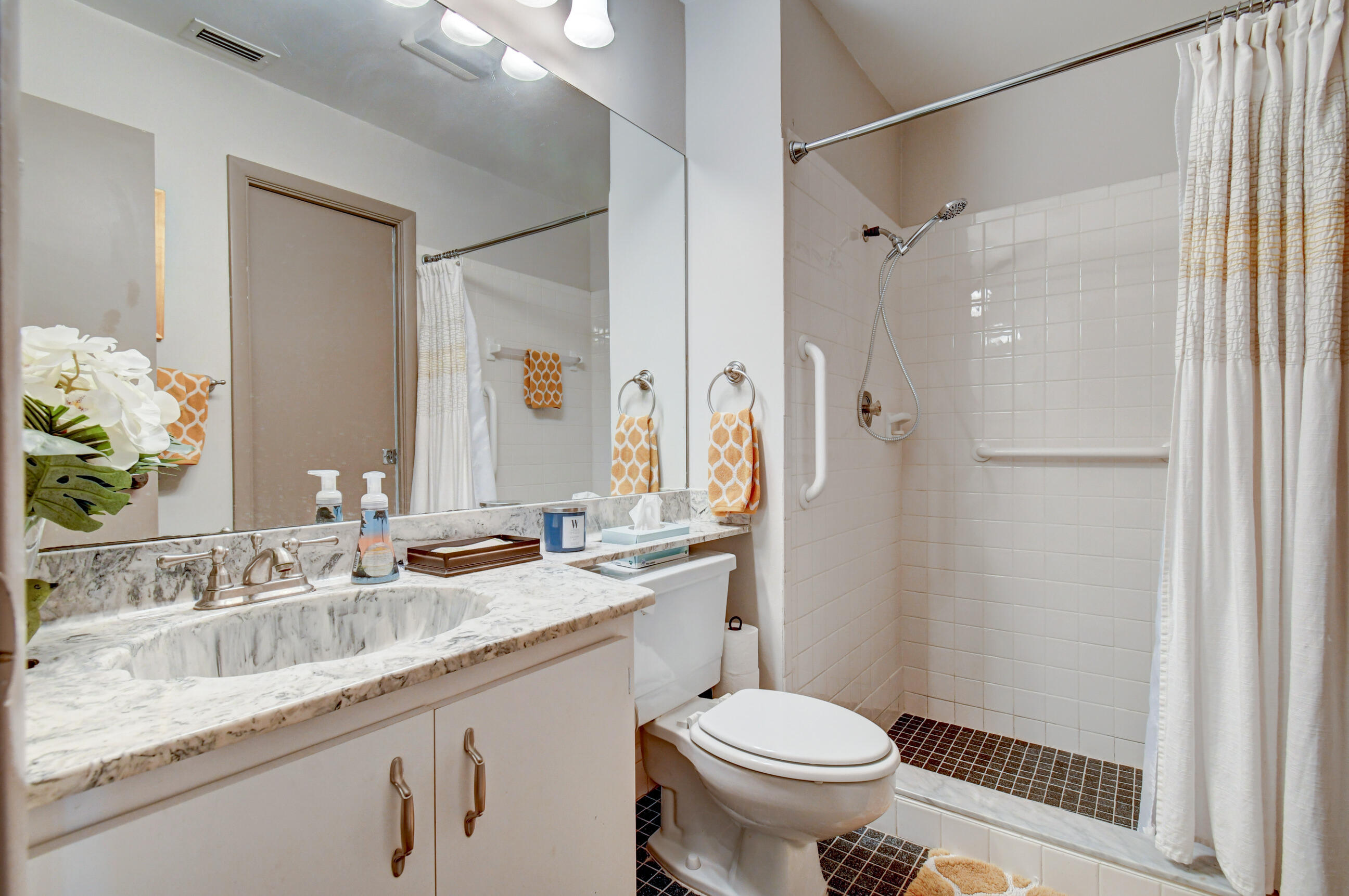 533 Southwest 29th Avenue Delray Beach, FL 33445 - Photo 14 of 32 Guest Bathroom