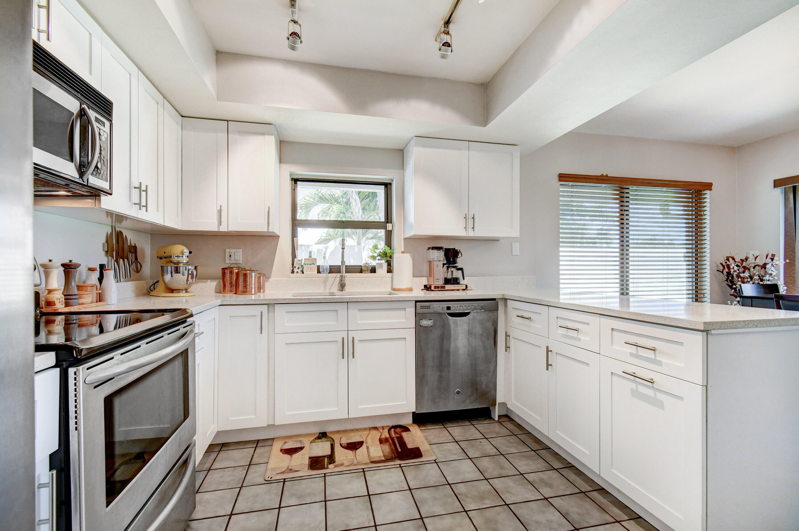 533 Southwest 29th Avenue Delray Beach, FL 33445 - Photo 2 of 32 Kitchen