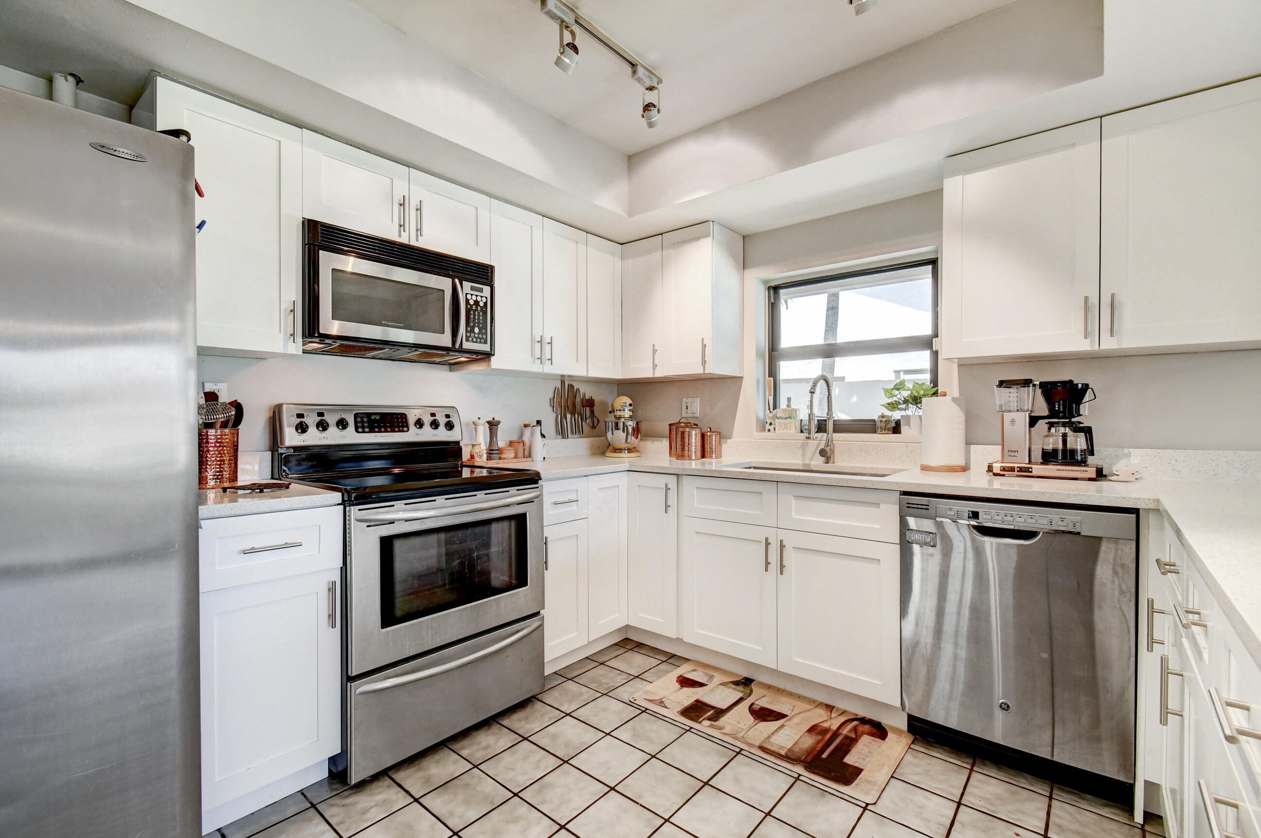 533 Southwest 29th Avenue Delray Beach, FL 33445 - Photo 3 of 32 Kitchen