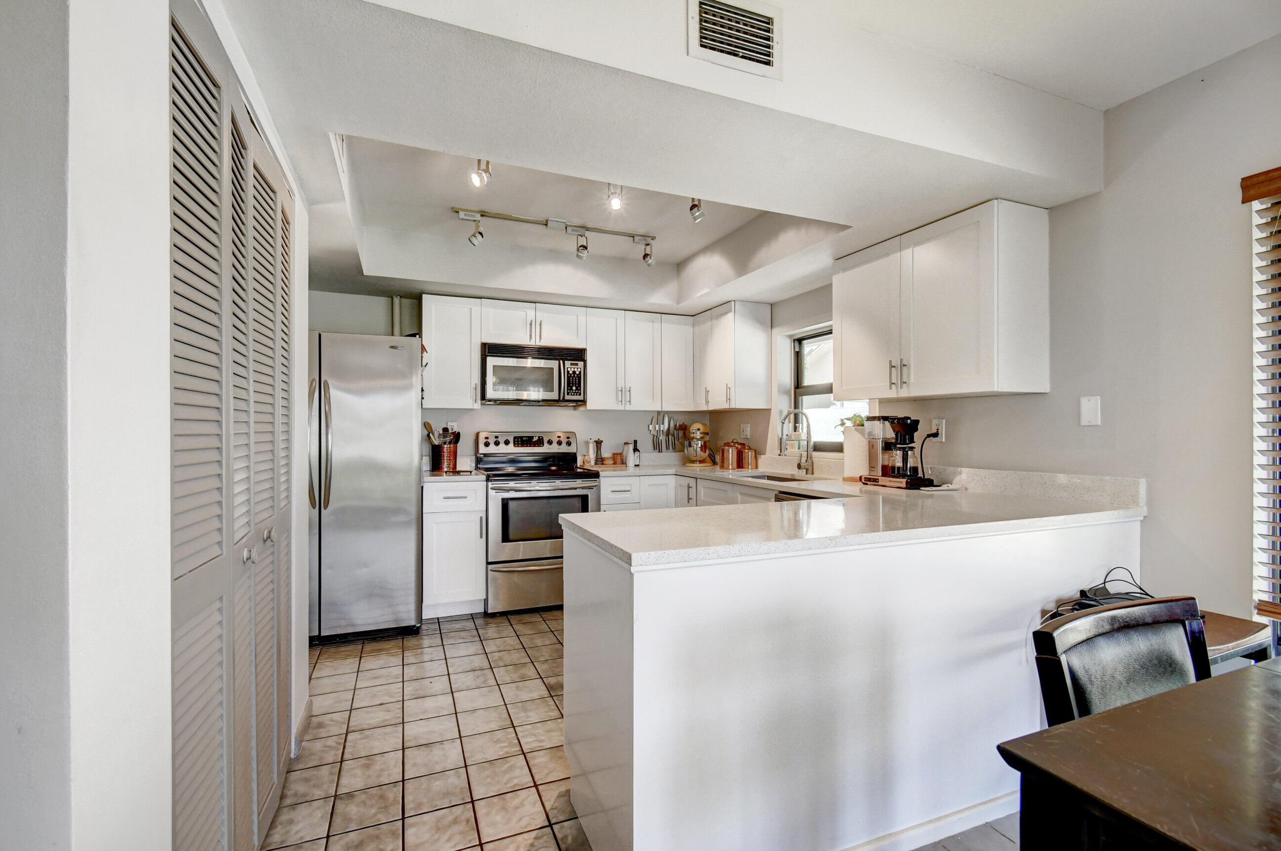 533 Southwest 29th Avenue Delray Beach, FL 33445 - Photo 4 of 32 Kitchen